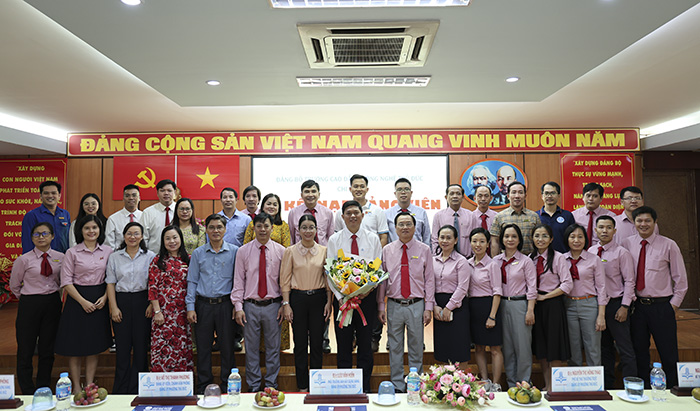 Chi bộ 4 kết nạp đảng viên mới